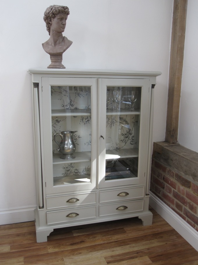 Birds and flowers display cabinet