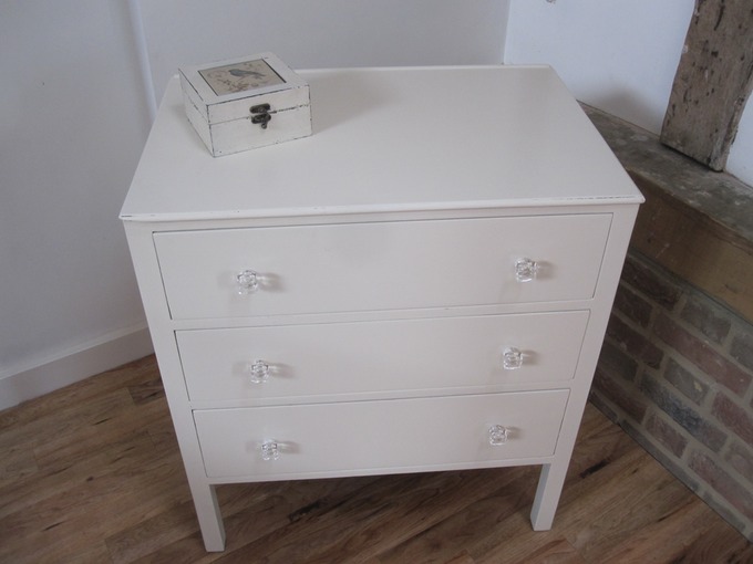 White chest of drawers